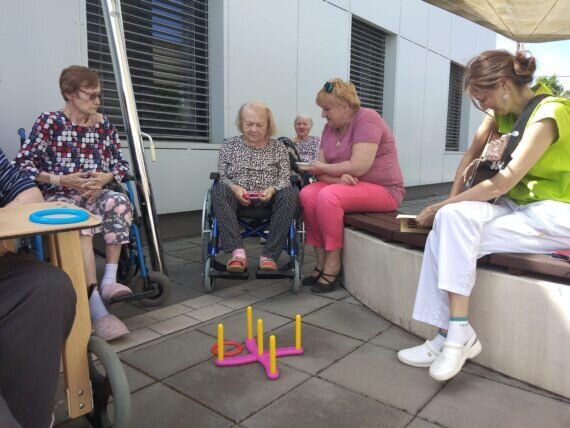 zahrada - kroužky a zpívání (2)