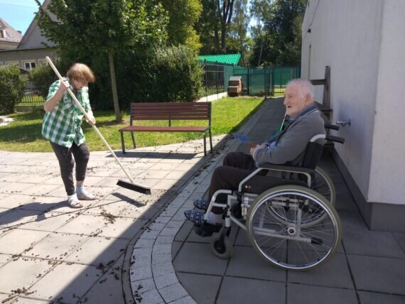 pleti plevele z dlažby (1)