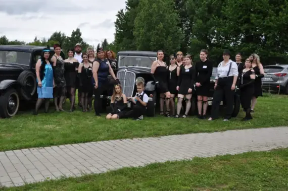 Ve středu 5. června 2025 se zahrada SeniorCentra Humpolec proměnila v kulisu První republiky. Naše každoroční zahradní slavnost se letos nesla právě v tomto elegantním a stylovém duchu. Program byl pestrý a slavnostní – klienti si připravili vlastní vystoupení, které zahájilo celé odpoledne. Následovalo energické představení a nácvik charlestonu v podání skupiny Showgirls kabaret – Fantastic Art. O hudební zážitek se postaral také Pěvecký sbor Skřivánek ze ZŠ Hálkova, který svým vystoupením potěšil nejen klienty, ale i všechny přítomné hosty. Ačkoliv meteorologové předpovídali nepříznivé počasí, slavnosti se zúčastnilo mnoho návštěvníků a déšť dorazil až na úplný závěr odpoledne, což nás nijak neodradilo od radosti ze společně stráveného času. Děkujeme všem, kteří se na přípravě i průběhu slavnosti podíleli – byl to krásný návrat do dob elegance a prvorepublikového šarmu!