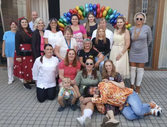 Zahradní slavnost SeniorCentra Kolín v rytmu 60. let