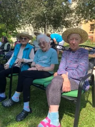 2025 06 12hudební vystoupení zahrada (11)