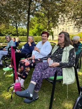 2025 06 12hudební vystoupení zahrada (8)