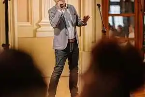 den-senioru-na-zamku-ve-slavkove-pred-stovkami-divaku-vystoupil-vladimir-hron-05_denik-150-3x2@2x