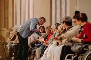 den-senioru-na-zamku-ve-slavkove-pred-stovkami-divaku-vystoupil-vladimir-hron-06_denik-150-3x2@2x