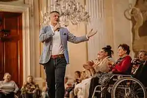 den-senioru-na-zamku-ve-slavkove-pred-stovkami-divaku-vystoupil-vladimir-hron-10_denik-150-3x2@2x