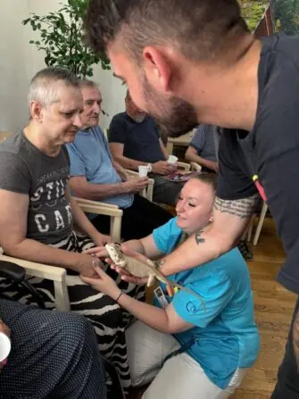 Tento týden jsme měli v našem domově nevšední a velmi milou návštěvu. Zavítal k nám chovatel exotických zvířat pan Filípek, který s sebou přivezl zajímavé a neobvyklé obyvatele zvířecí říše.