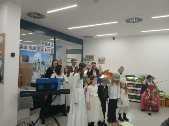 Vánoční posezení s klienty a rodinami +  VYSTOUPENÍ Česká písnička