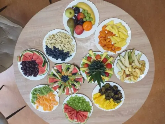 V SeniorCentru Olomouc jsme se uplynulý týden rozhodně nenudili! Hned v pondělí jsme společně oslavili narozeniny všech červnových oslavenců. K příjemné atmosféře přispěla harmonikářka paní Terka Kniežová, která u klientů sklidila velký úspěch – její vystoupení rozzářilo nejednu tvář. Nechyběla ani oblíbená hra Bingo, při které si naši klienti procvičovali postřeh a zkoušeli své štěstí. Týden jsme zahájili i pravidelným cvičením, které jsme díky krásnému počasí přesunuli na terasu domova, kde je dopoledne příjemný stín i čerstvý vzduch. Ve středu jsme si opět užili Vitamínový den – ochutnávku různých druhů ovoce, jak domácího, tak exotického. Klienti si kromě chutí vychutnali i zajímavé informace o jednotlivých druzích. Třešničkou na dortu byla soutěž tří dobrovolníků, kteří se snažili poznat ovoce se zavázanýma očima. Vítěz si odnesl ovocný balíček plný dobrot! Čtvrtek se nesl ve znamení duchovní pohody – domov navštívil pan farář Štefek a bohoslužba se tentokrát odehrála pod širým nebem na terase. Děkujeme všem, kteří se na programu podíleli – a těšíme se na další společné chvíle plné radosti.