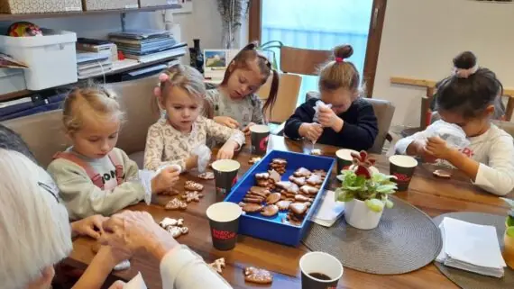 Mezigenerační zdobení perníčků v SeniorCentru Kolín