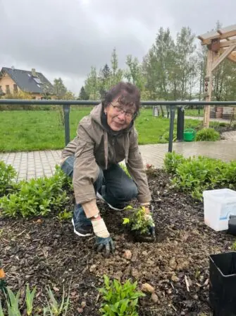 S příchodem teplých dní se naše zahrada opět stala oblíbeným místem setkávání. Klienti si s radostí užívají slunečného počasí, posedávají venku a věnují se péči o květiny, které postupně rozkvétají a přinášejí radost nejen jim, ale i návštěvám. Ani v domově ale nezahálíme – naši klienti se aktivně zapojují do rozmanitých aktivit. Společně cvičíme, hrajeme oblíbené bingo a tvoříme krásné keramické dekorace, které nyní zdobí venkovní prostory a přinášejí domovu osobité kouzlo.