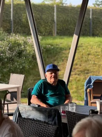 Letní táborák pro klienty: Pohoda, buřty a kytara pod podvečerním nebem