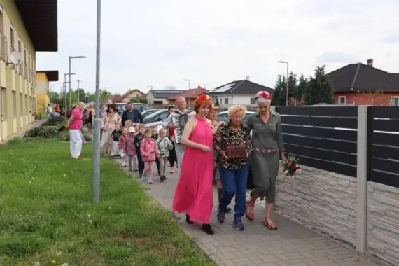 Otevírání zahrady spojené s předáním certifikace Mezigeneračně