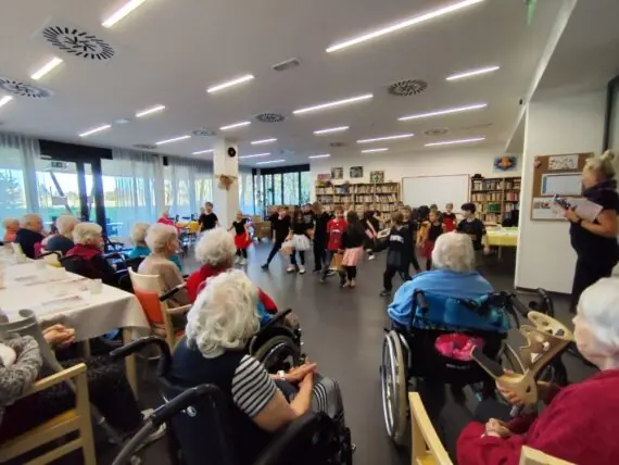 SeniorCentrum-Havirov-Vesele-setkani-deti-a-klientu-3