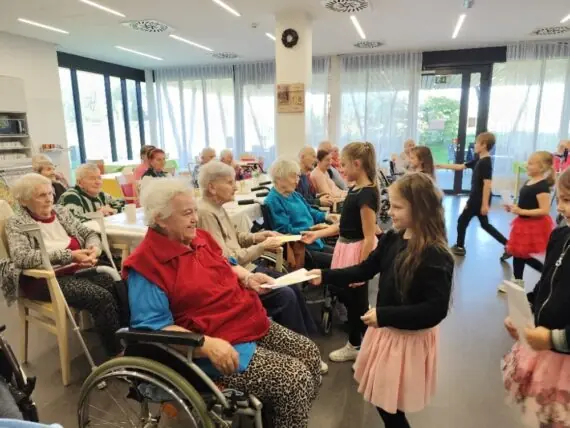 SeniorCentrum-Havirov-Vesele-setkani-deti-a-klientu-5