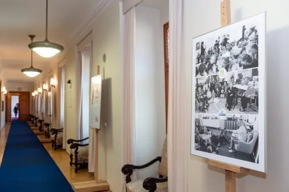 Mezigenerační výstava v Senátu oslavuje propojení dětí a seniorů